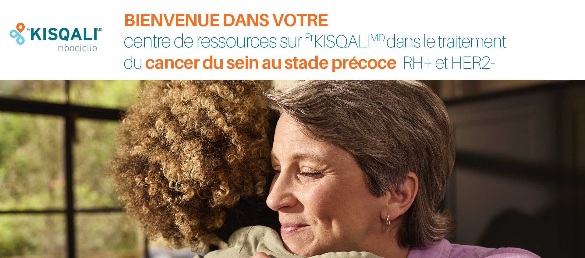 Femmes se prenant dans les bras