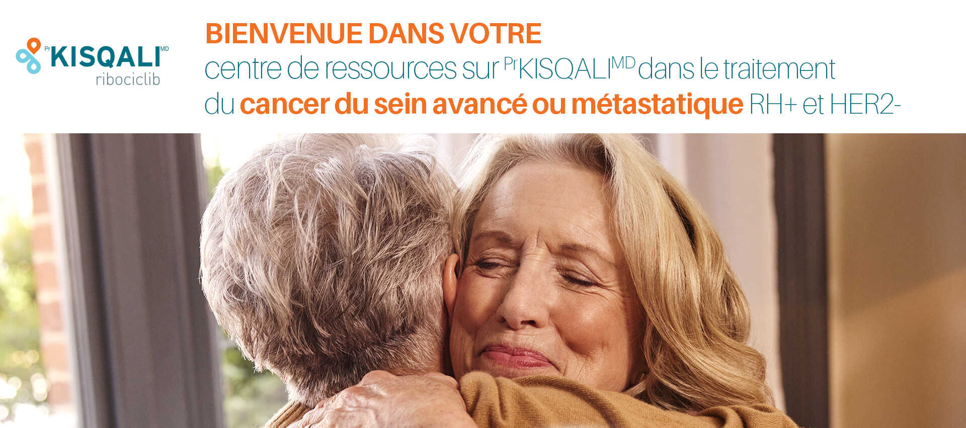 Femmes se prenant dans les bras